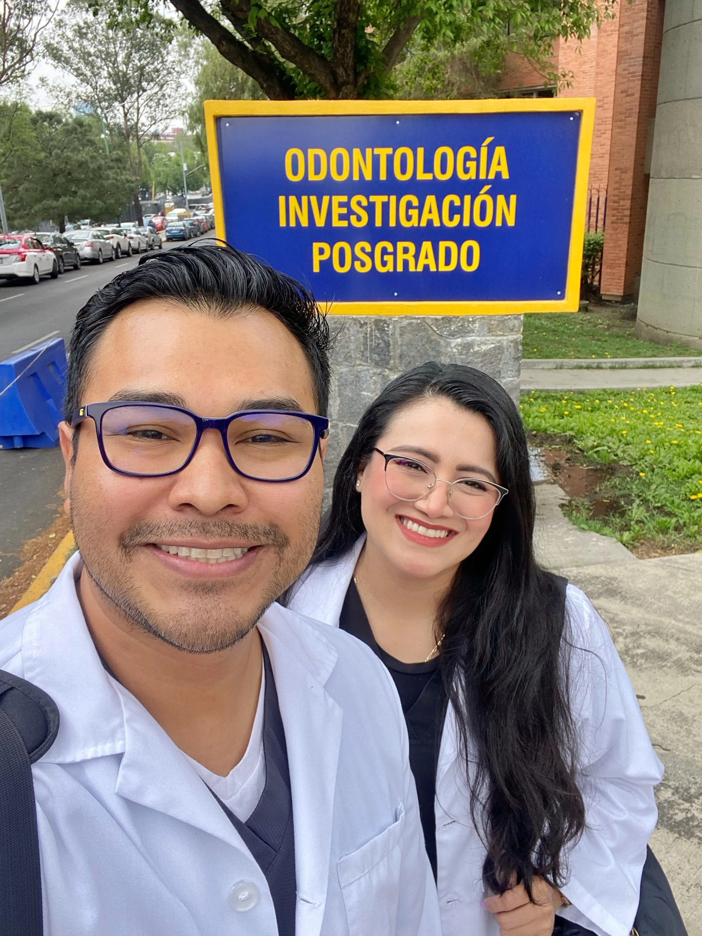 Odontólogos especialistas trabajando en equipo